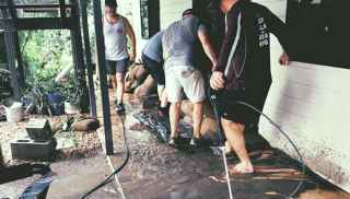 Townsville flood poeple cleaning